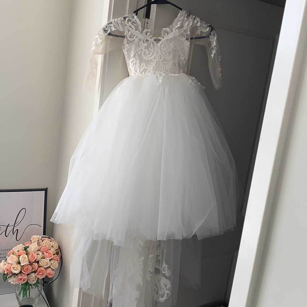 Flower girl dress never worn with train.